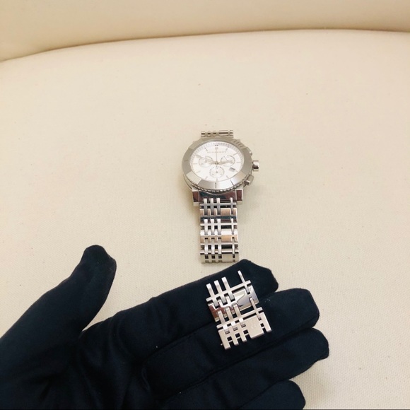 BURBERRY WATCH SILVER WITH ORIGINAL BOX - Picture 10 of 11
